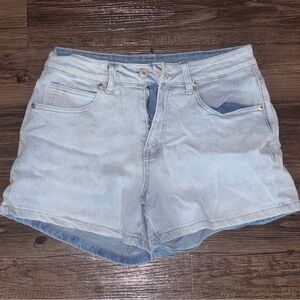 Women’s light wash denim shorts
